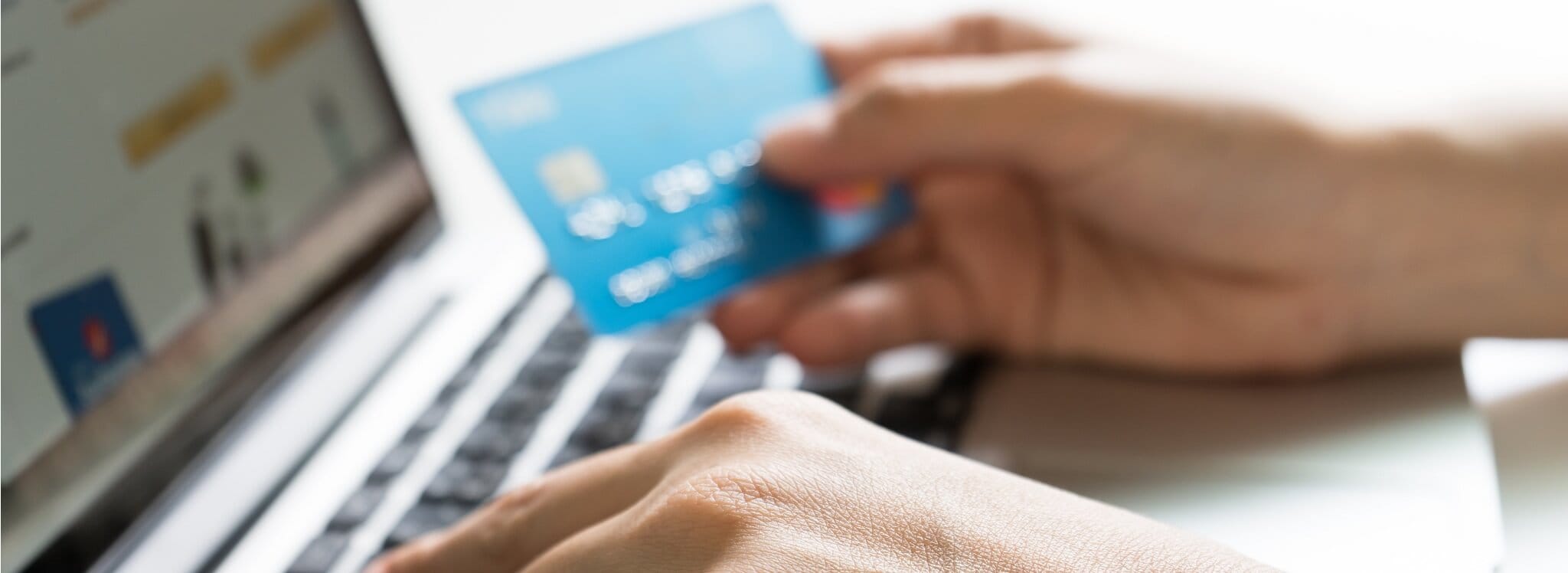 personne avec sa carte de crédit à la main pour effectuer un achat sur un site e-commerce