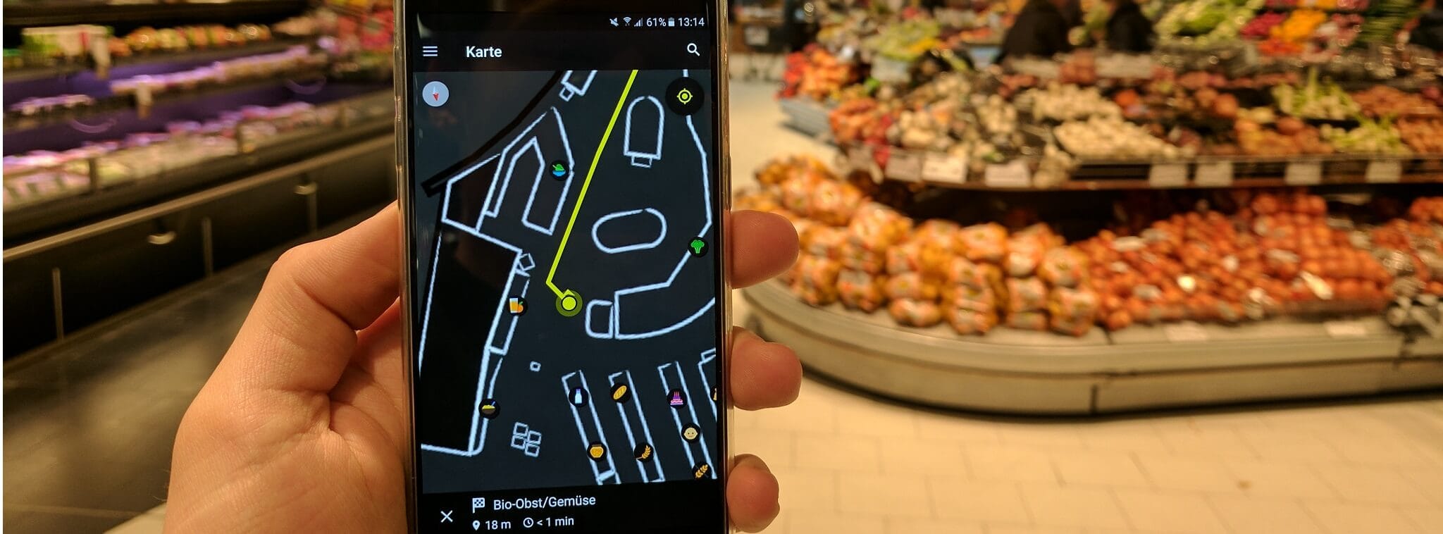 Client utilisant une application de navigation en magasin sur smartphone dans un supermarché, illustrant les avantages du digital pour les boutiques