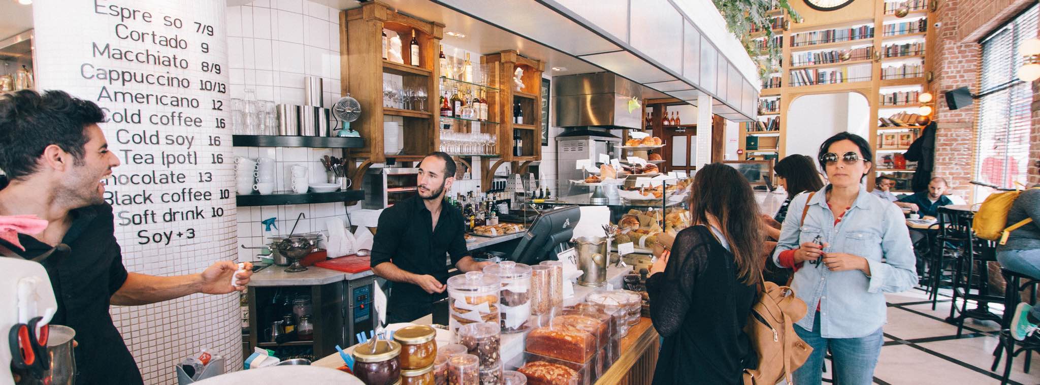 ambiance conviviale entre client et barman dans un coffeeshop