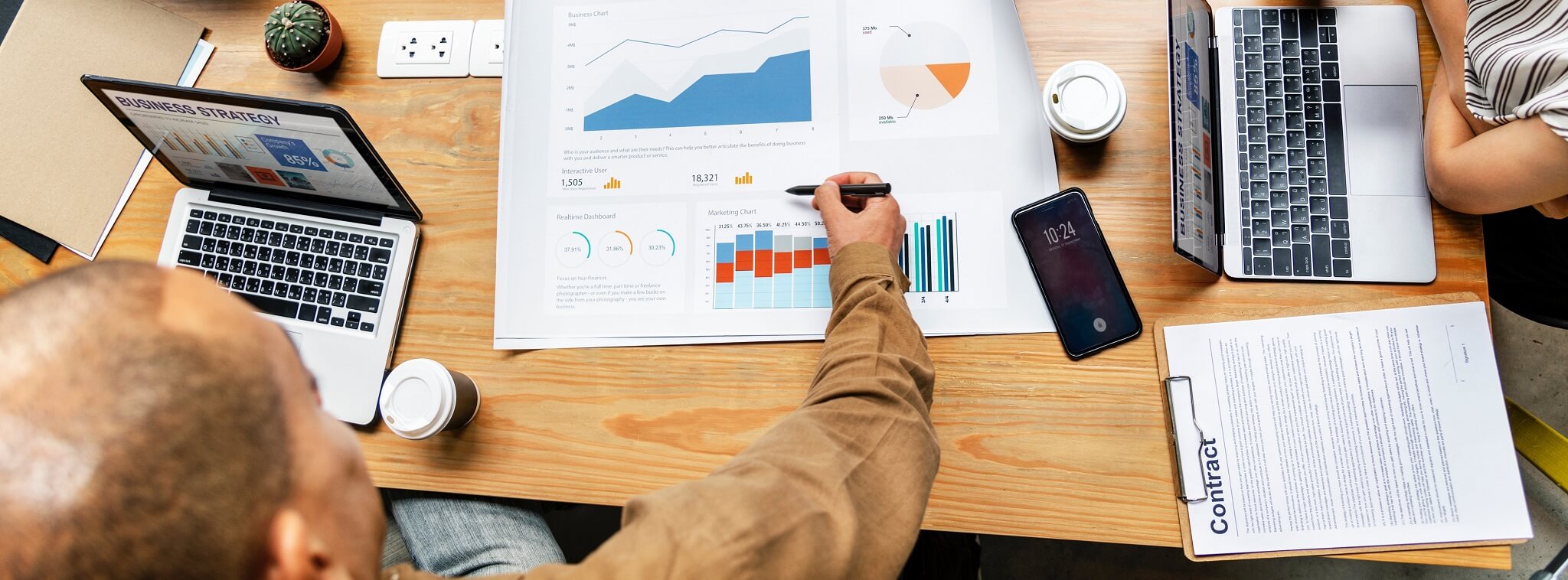 commerçant qui analyse un reporting chiffré de son activité