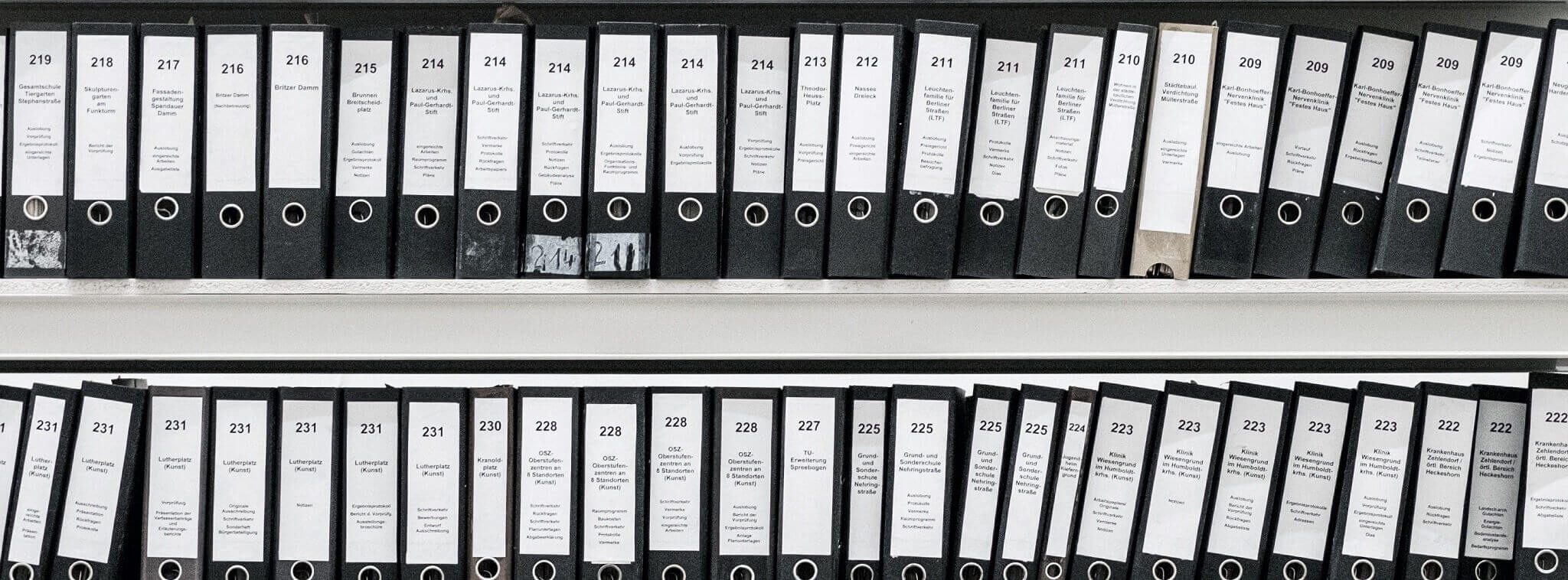 dossier d'archive posé sur des étagères