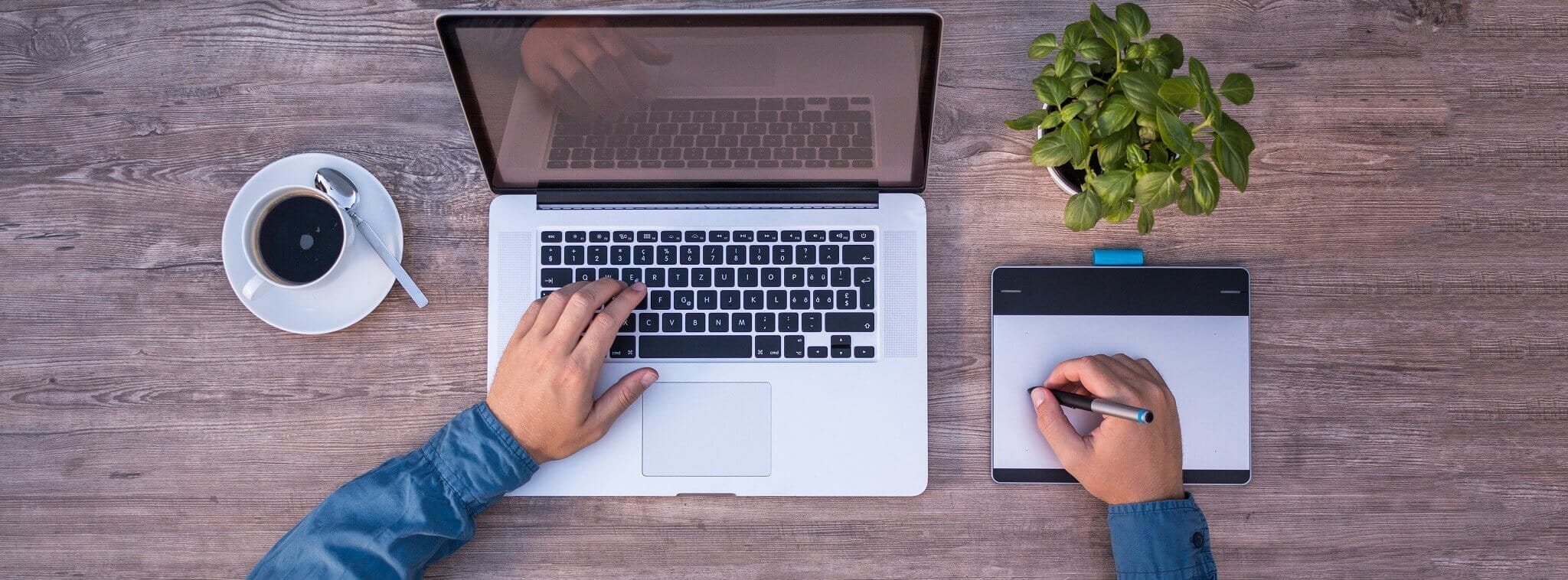 commerçant qui prépare ses mails à envoyer à ses prospect