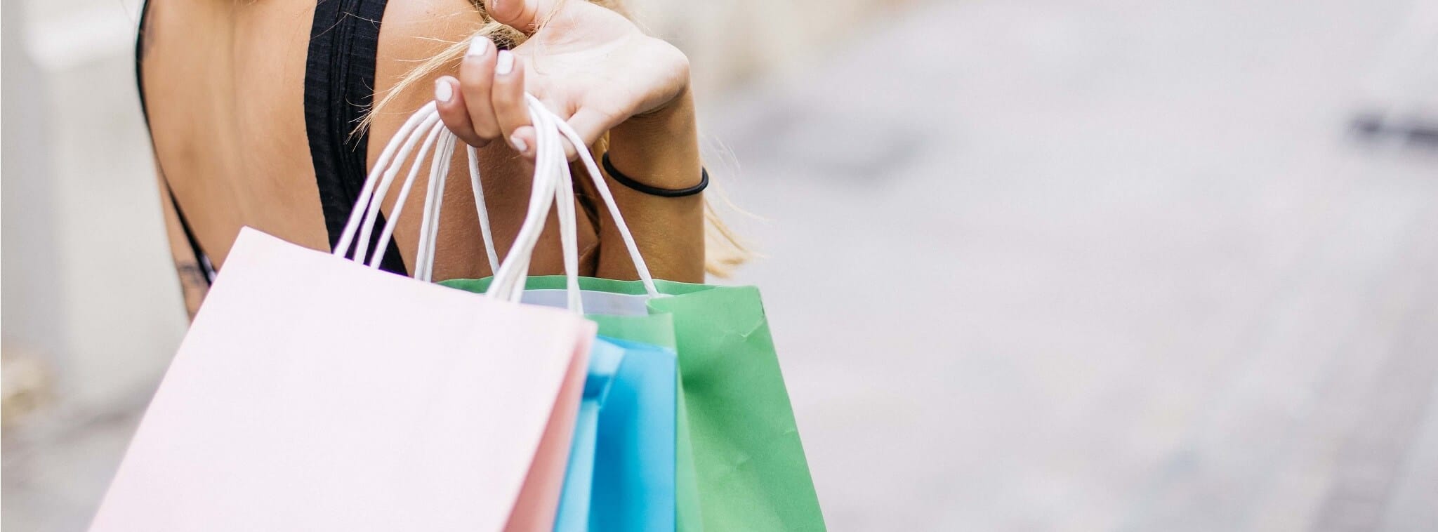 personne avec des sac de courses dans les mains