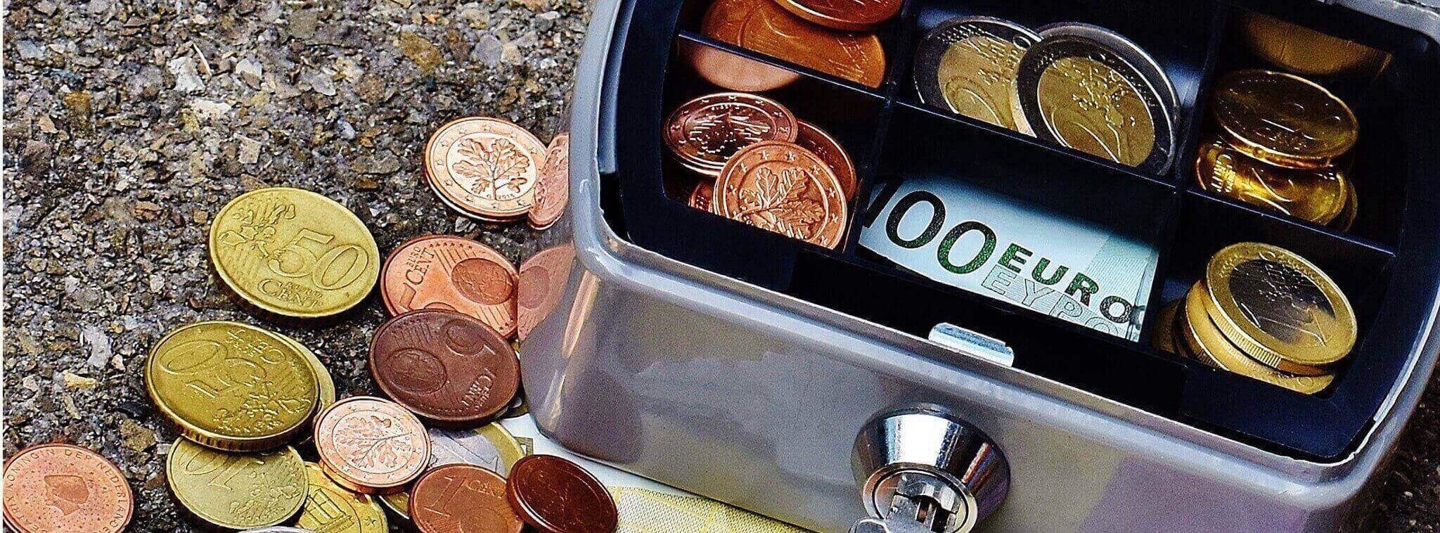 tiroir de caisse avec de l'argent