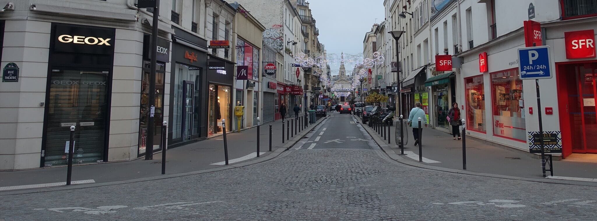 rue commerçante avec des magasins de proximité
