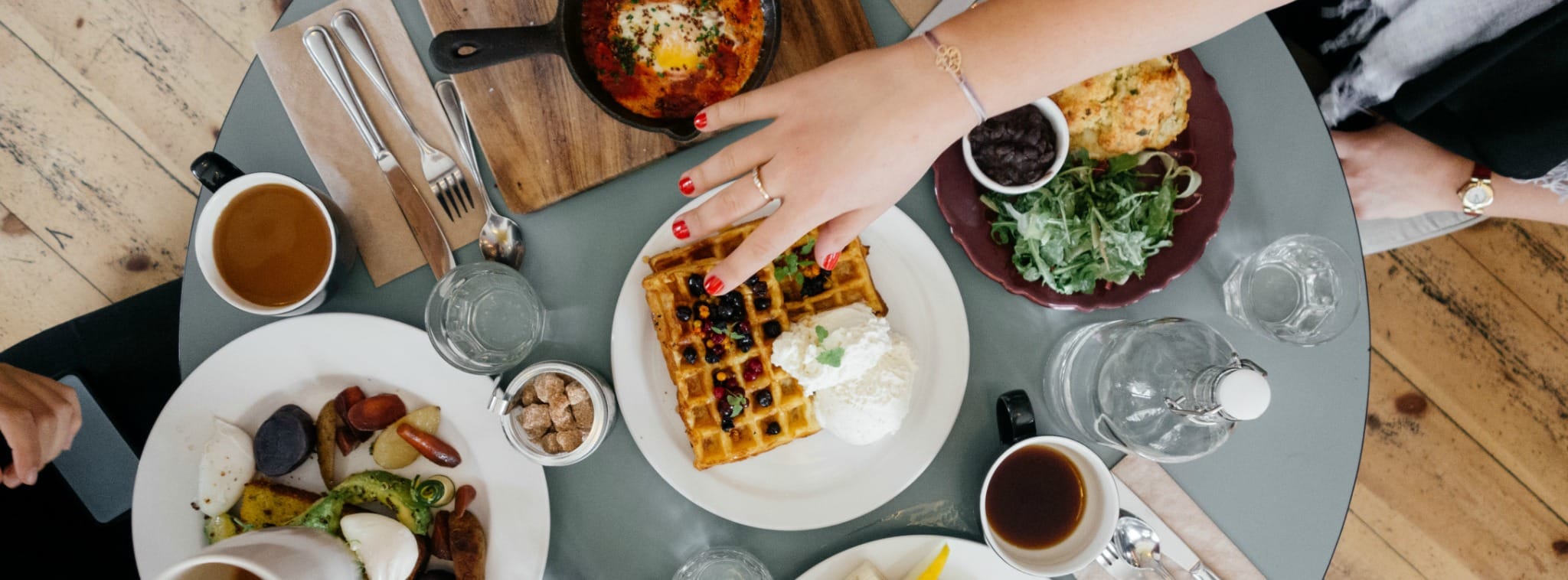 photo instagram d'une table avec des aliments dans un restaurant