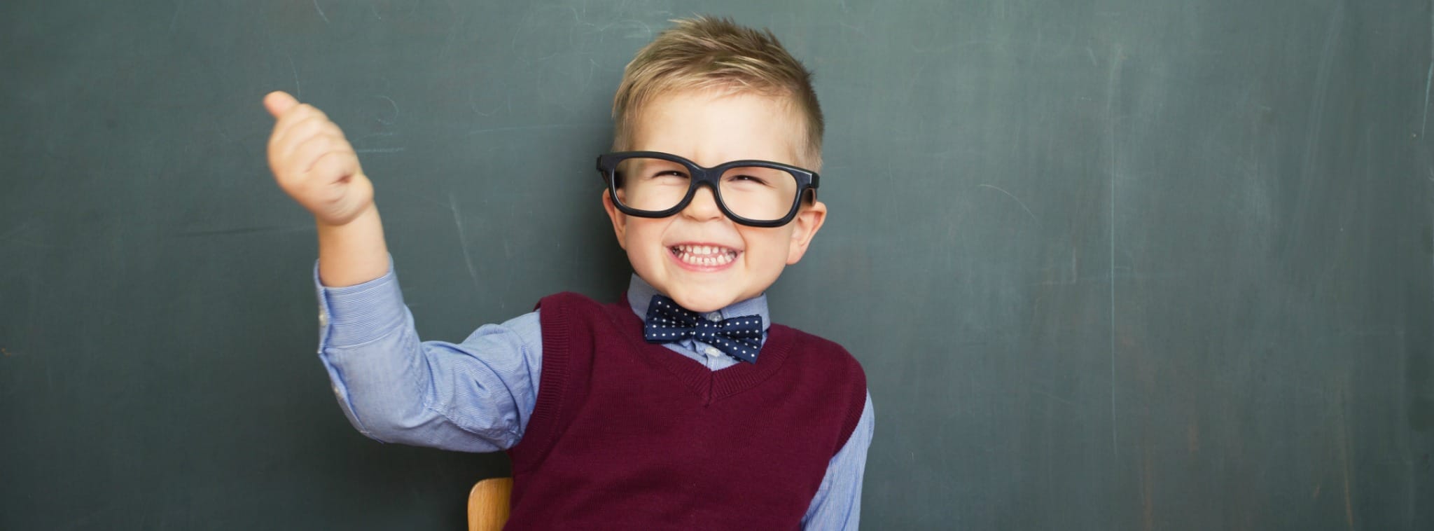 enfants avec des lunettes en métaphore du très jeune commerçant