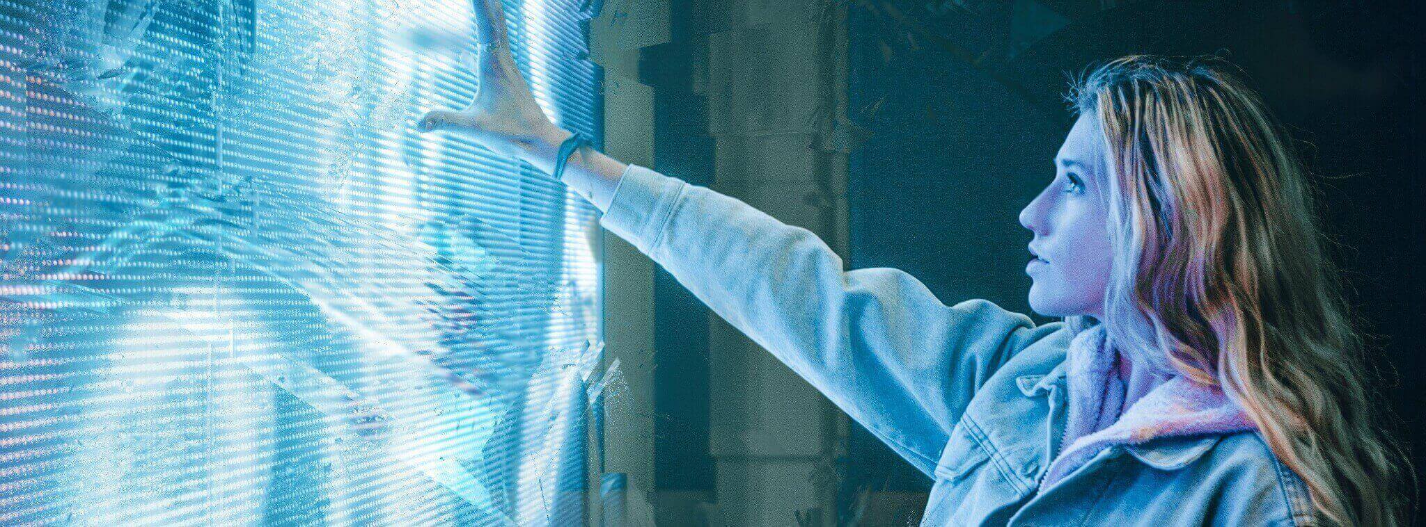 personne qui interagit avec un mur digital futuriste