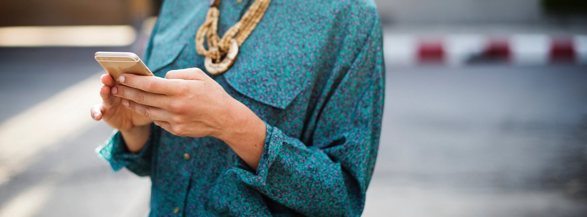 personne qui envoie un sms sur son téléphone