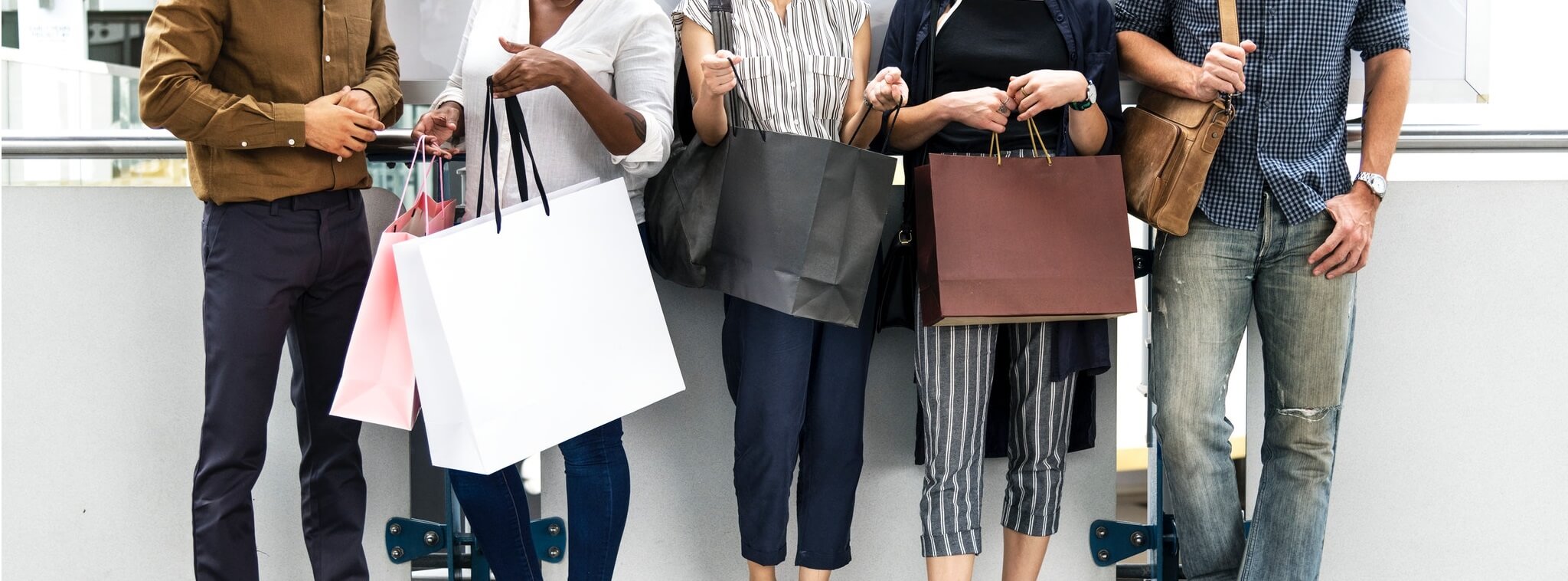 clients avec des sac de course dans les mains