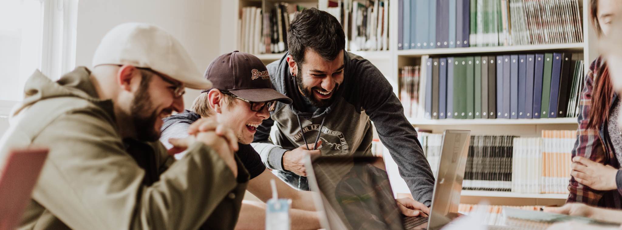 employés heureux au travail