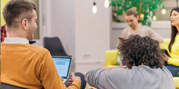 workspace avec des employés qui travaillent