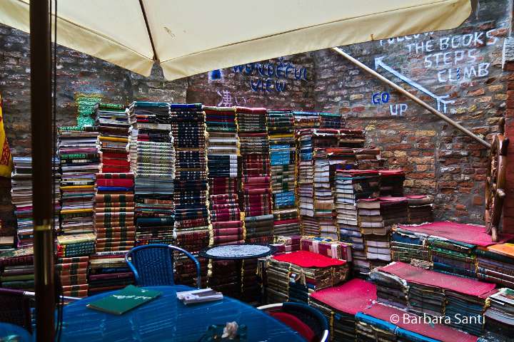 libreria-acqua-alta-italie-gondole