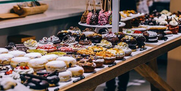 Ustensiles de cuisine, matériel de pâtisserie, épiceries pour