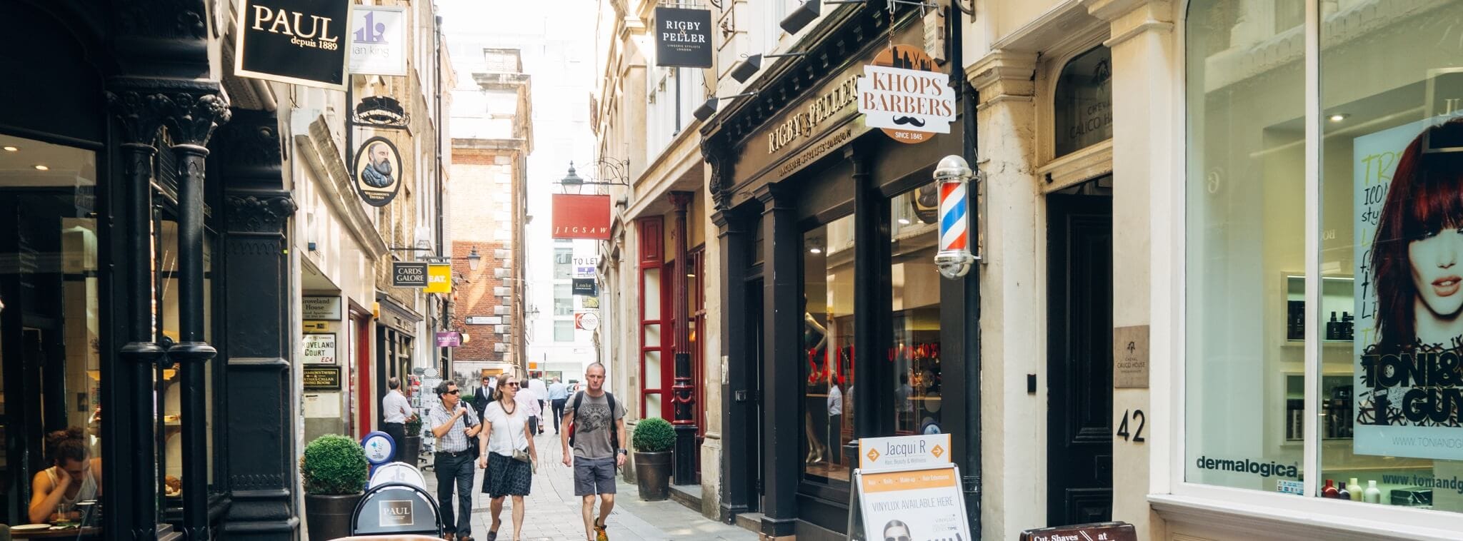 rue commerçante avec des magasins old school et des boutiques modernes