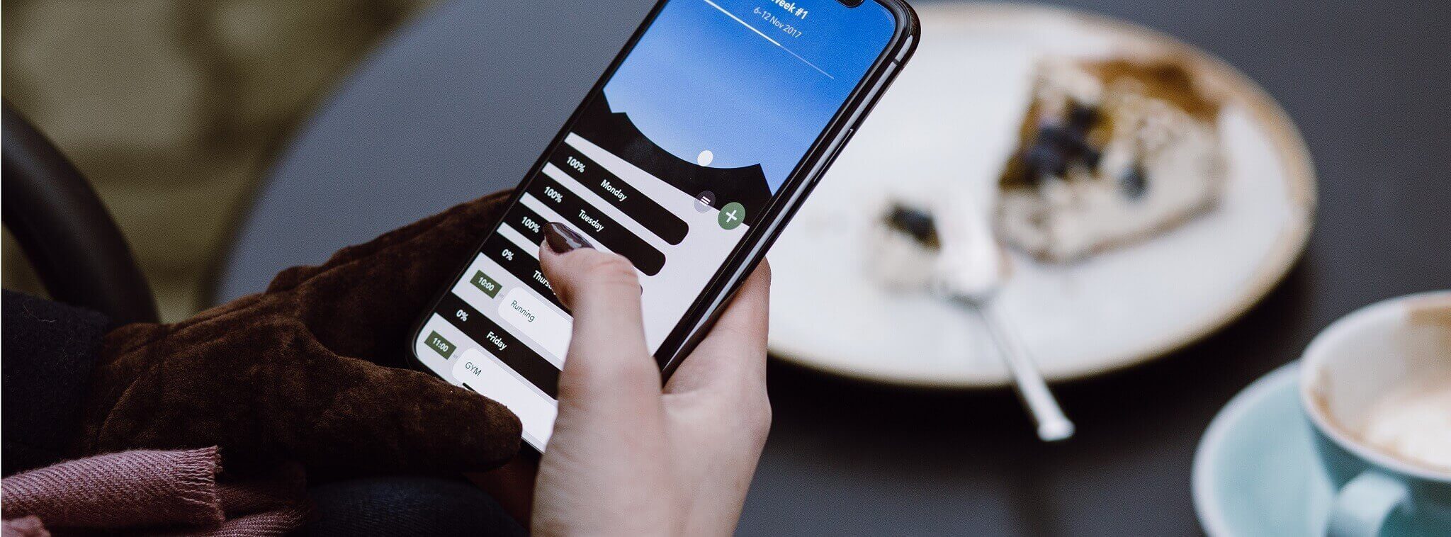 Main utilisant un smartphone avec application, illustrant le concept du phygital et son intégration en magasin.