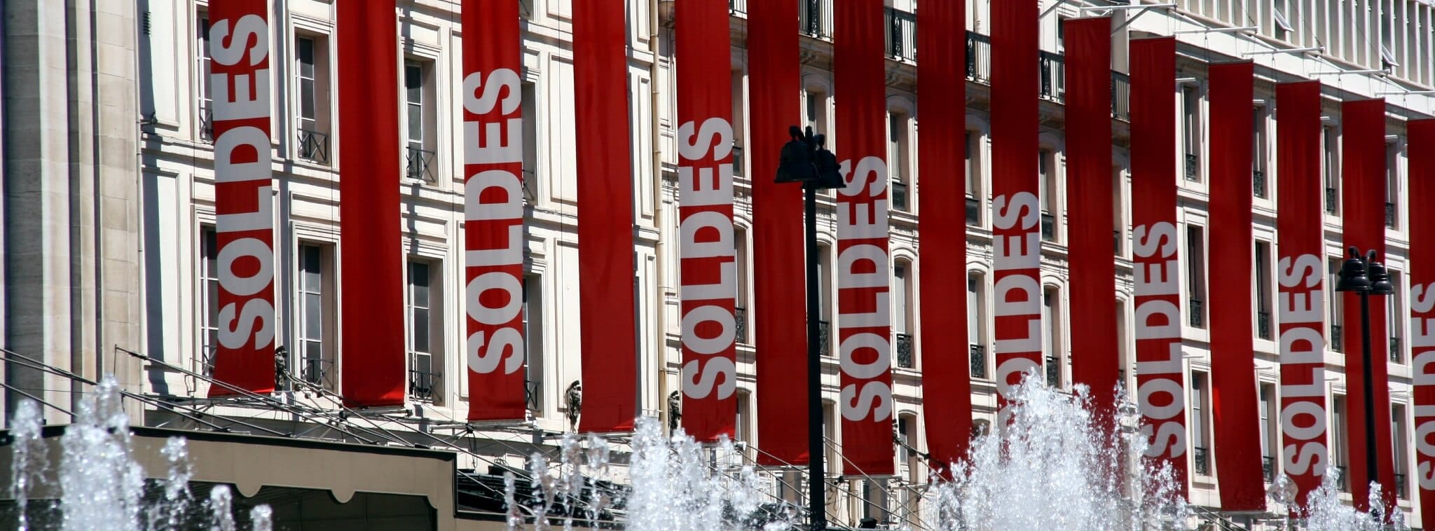 des panneaux de soldes sur la devanture des magasins