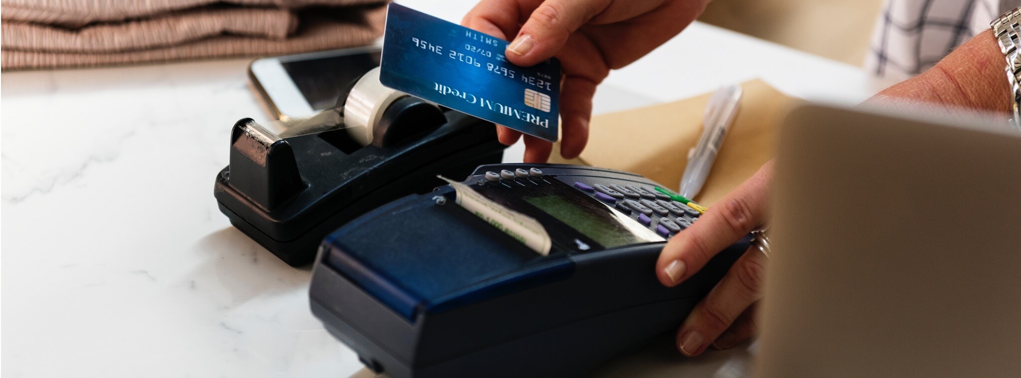 client utilisant un terminal de paiement par carte bancaire