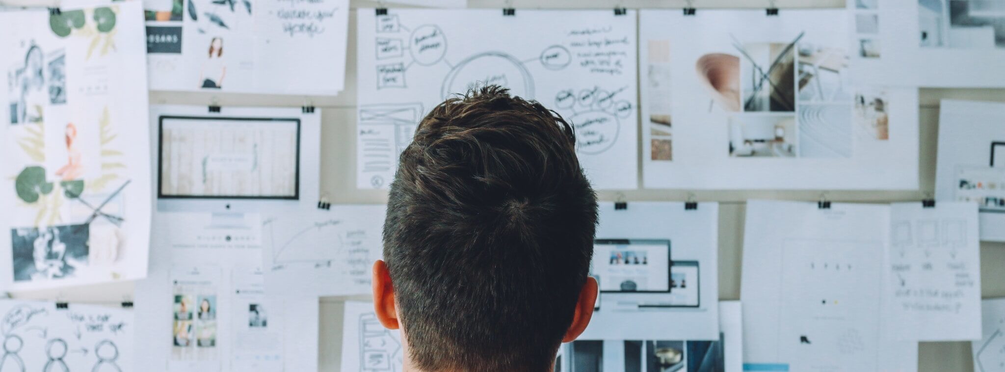 Entrepreneur analysant des idées pour tester une idée de commerce