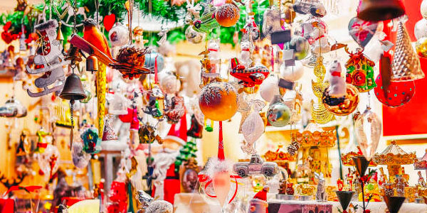 décoration de noël dans une vitrine d'un magasin
